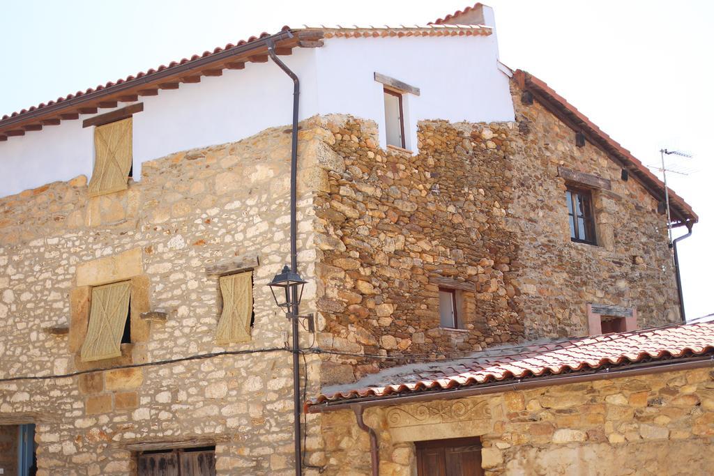 La Grulla Dorada Guest House Perales del Puerto ภายนอก รูปภาพ
